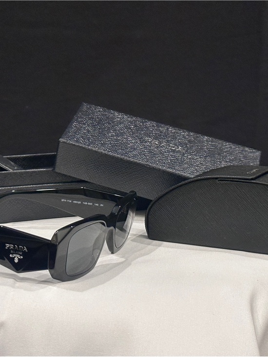 Prada Black Rectangular-Edge Sunglasses Unisex main image 6